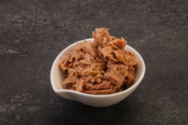 Salata için konserve ton balığı filetosu.