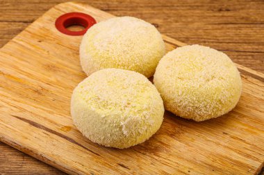 Çiğ patates ezmesi - doldurulmuş patates pirzolası - pişirmek için.