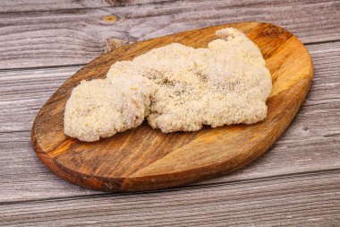 Kızartma için çiğ domuz eti şnitzel.