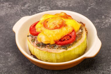 Lezzetli doldurulmuş kabak ve et.
