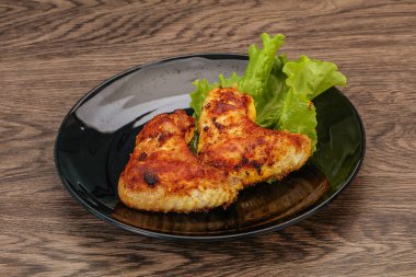 Baharatlı ve otlu kızarmış tavuk kanadı.