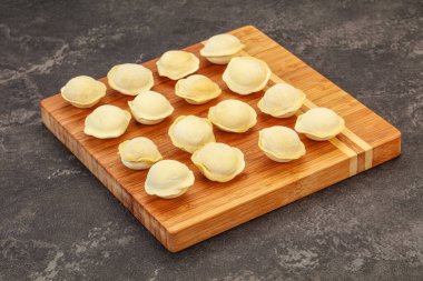 Pişirmek için çiğ etli börek.