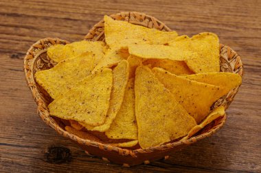 Meksika mısır cipsi üçgen yığını.
