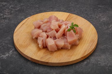 Pişirmek için çiğ tavuk göğsü.