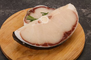 Çiğ köpekbalığı bifteği pişirmek için biberiye servis edilir.