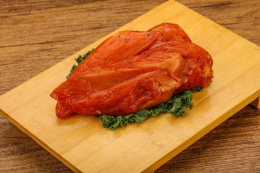 Baharatlı ve otlu füme tavuk göğsü.