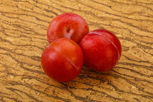 Спелые Сладкие Вкусные Красные Сливы — стоковое фото