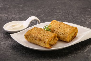 Ekşi kremalı krep.