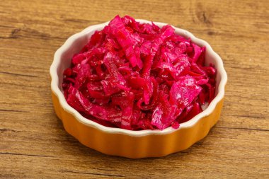 Kasede pancar kökü olan marine edilmiş kırmızı lahana.