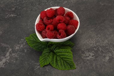 Kırmızı, olgun, yapraklı ahududu.