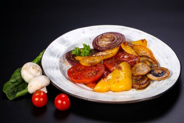 Izgara sebze - domates, biber, mantar ve menekşe soğan 