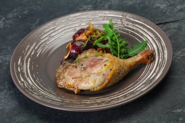 Kavrulmuş. Ördek. erik, incir ve elma ile bacak