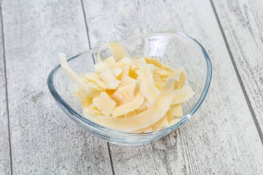 Hindistan cevizi kuru cipsi kasede atıştırmalık.