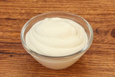 Süt ekşi krema kasede