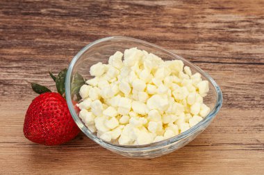 Beslenme yiyeceği - kasede tahıl süzme peynir