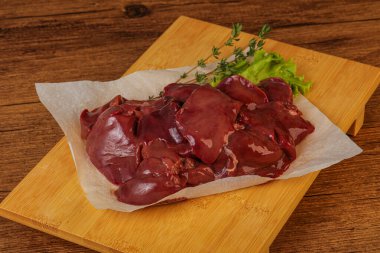 Çiğ tavuk ciğeri pişmeye hazır.