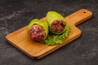 Çiğ dolma yeşil dolma biber ve et.