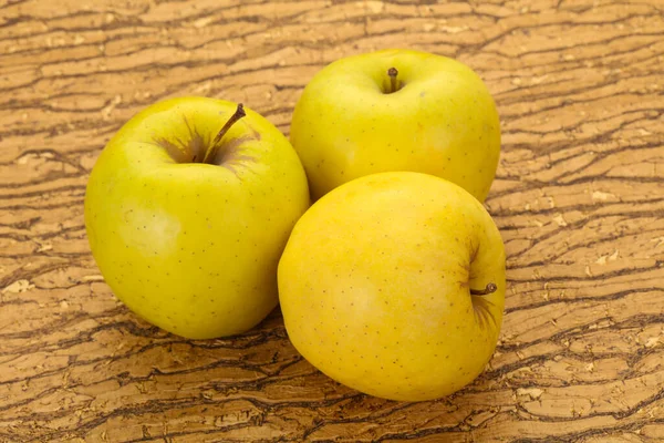 Gelbe Reife Äpfel Über Dem Hölzernen Hintergrund — Stockfoto