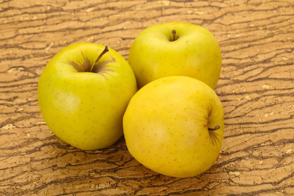 Pommes Mûres Jaunes Sur Fond Bois — Photo