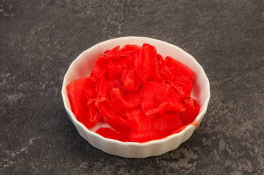 Asya mutfağı terbiye edilmiş zencefil kökü kasede.