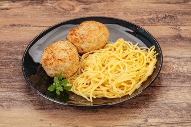 Peynirli spagetti ve ev yapımı tavuk pirzolası.