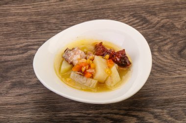 Füme domuz pirzolası ve bezelye çorbası.