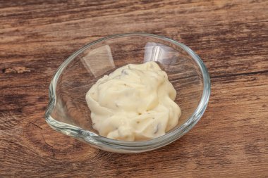 Parmesan peynirli ve otlu Sezar kremi sosu.