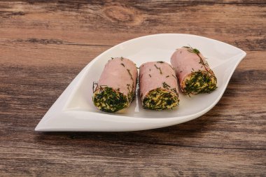 Peynirli ve sarımsaklı jambonlu sandviç.