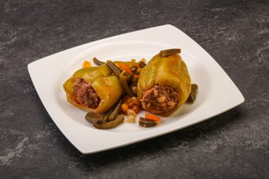 Doldurulmuş dolma dolma biber, et ve pilav.