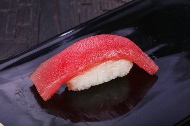 Japon mutfağı - Çiğ ton balıklı suşi