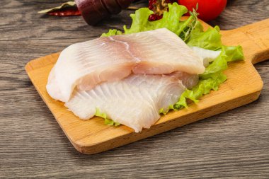 Pişirmek için çiğ pangasius fileto balığı.