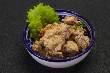 Kremalı ve kuru domatesli tavuk ciğeri kekik servis edildi.