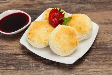 Reçelli krep ve naneli çilek.