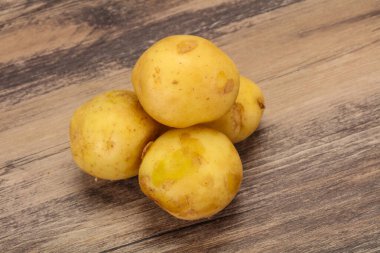 Genç, mevsimlik patates yığını pişirmeye hazır.