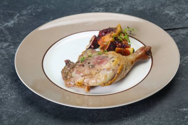 Kavrulmuş. Ördek. erik, incir ve elma ile bacak