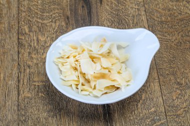 Hindistan cevizi kuru cipsi kasede atıştırmalık.