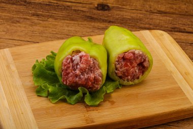 Pişirmek için çiğ biber ve et.