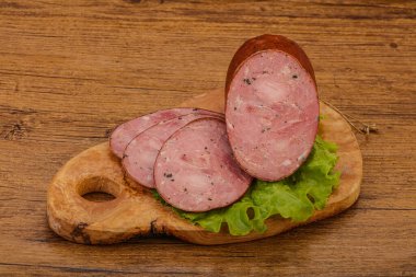 Baharatlı ve otlu füme jambon.