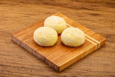 Çiğ patates ezmesi - doldurulmuş patates pirzolası - pişirmek için.