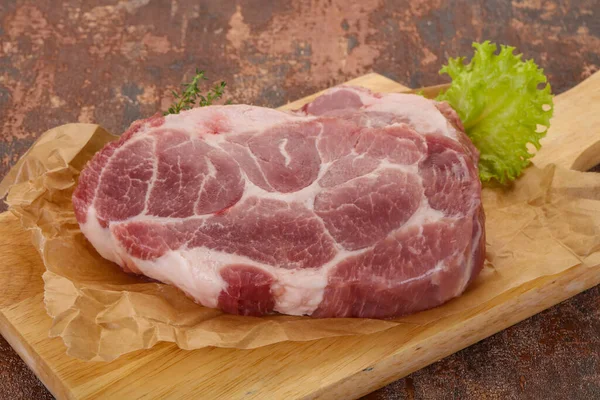 調理のための準備ができて木製ボード上の生の豚肉ステーキ — ストック写真
