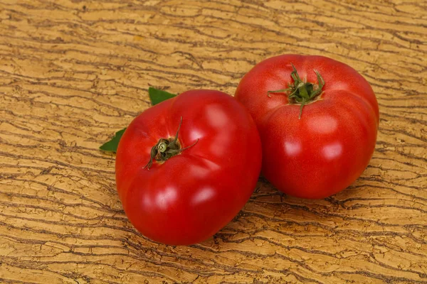 Tomate Rouge Mûre Sur Fond Bois — Photo