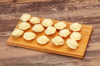 Pişirmek için çiğ etli börek.