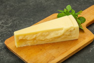 Sert parmesan peynirli fesleğen.