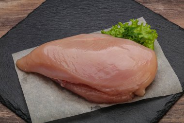 Pişirmek için çiğ tavuk göğsü.