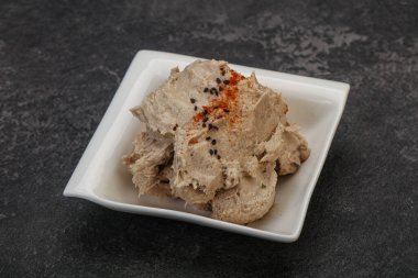 Kavanozda baharatlı ringa yağı var.