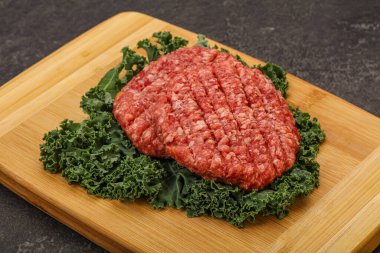 Izgara için çiğ sığır eti pirzolası.