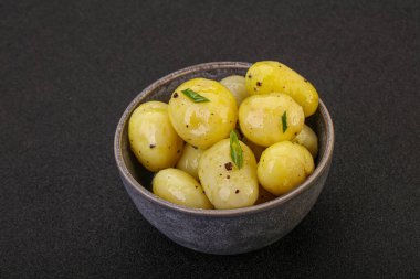 Kasede taze haşlanmış patates soğan servis edildi.