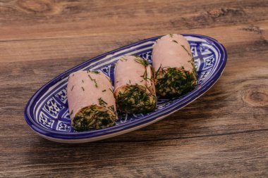 Peynirli ve sarımsaklı jambonlu sandviç.