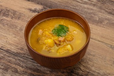 Füme et ve sebzeli bezelye çorbası.