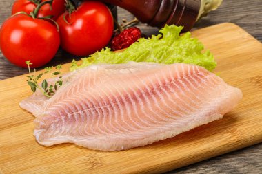 Pişirmek için çiğ tilapia balığı filetosu.